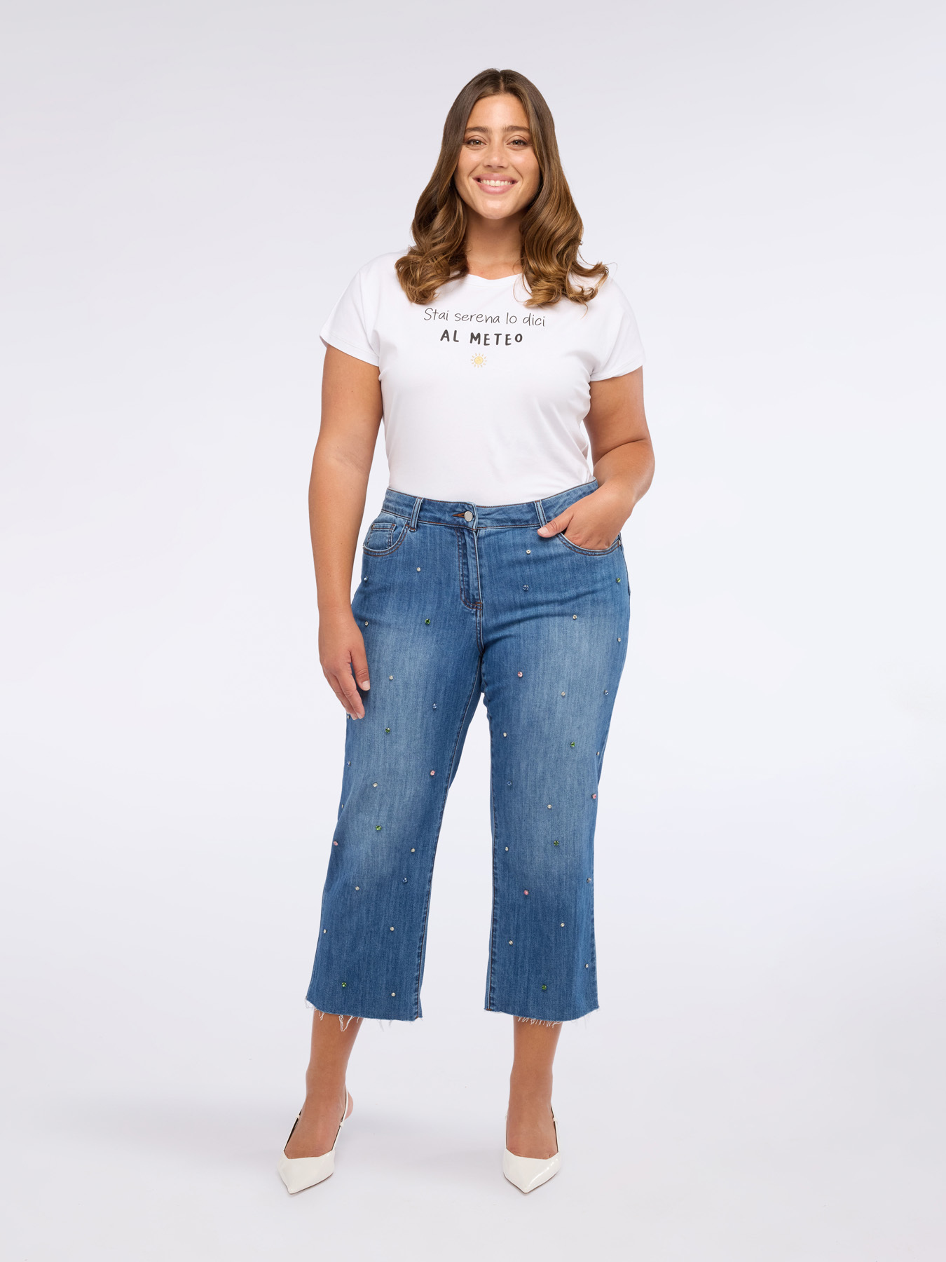 Cropped-Jeans mit Strassapplikationen image number 6