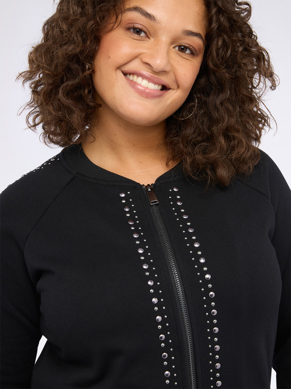 Sudadera con tachuelas y cremallera