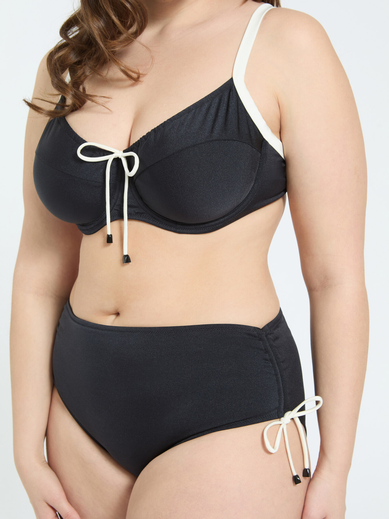 Zweiteiliger Bikini mit Kontrastdetails image number 2