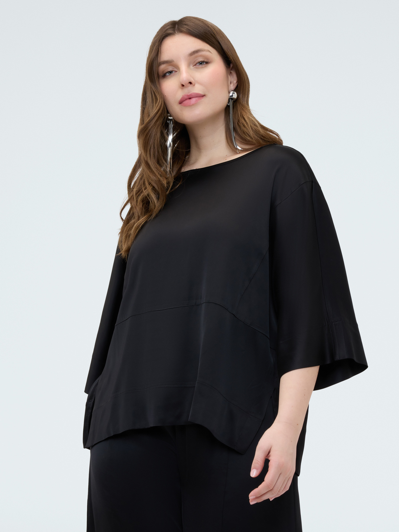 Bluse aus Satin mit Carr&eacute;-Ausschnitt image number 2
