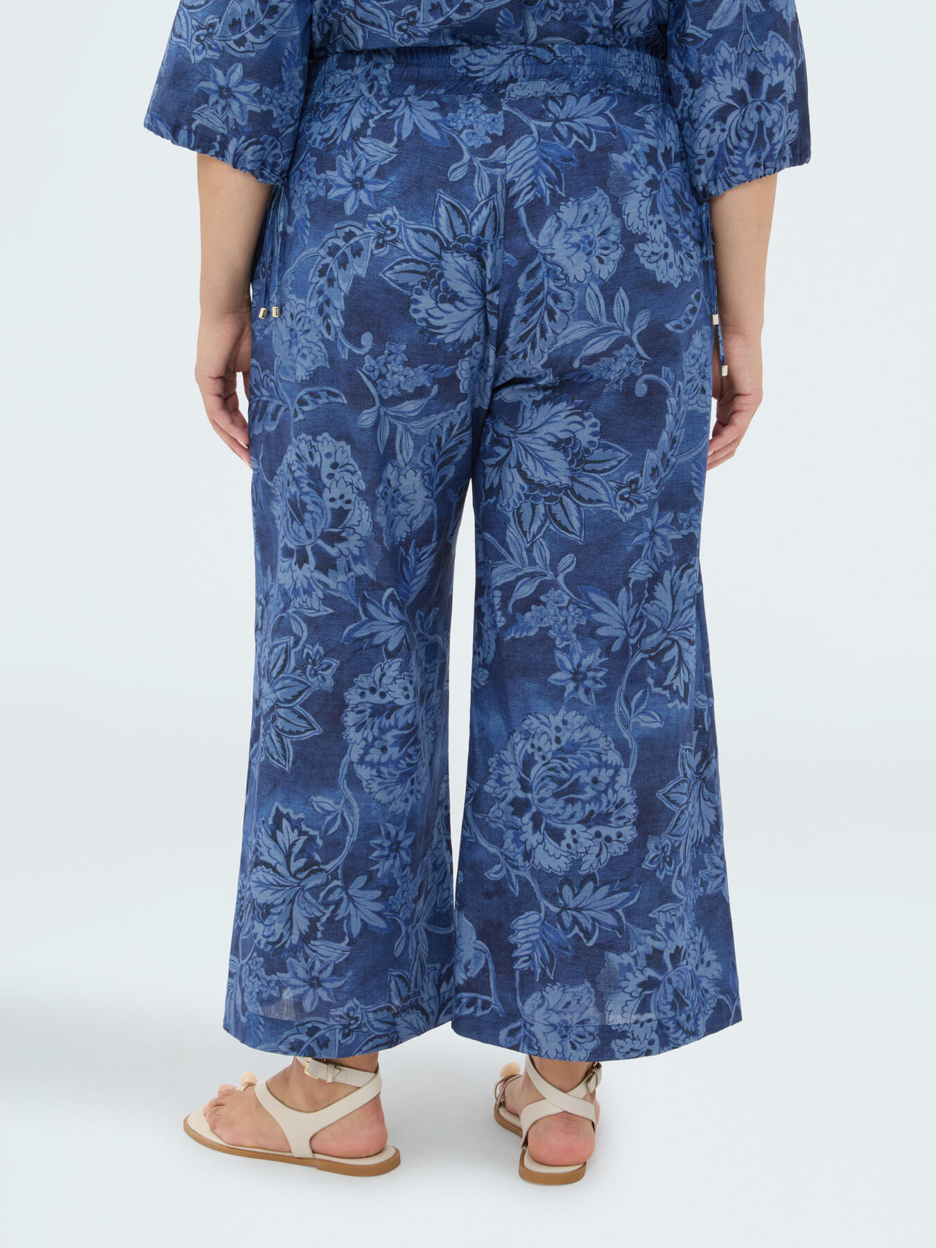 Cropped Hose aus Chambray mit Print image number 1