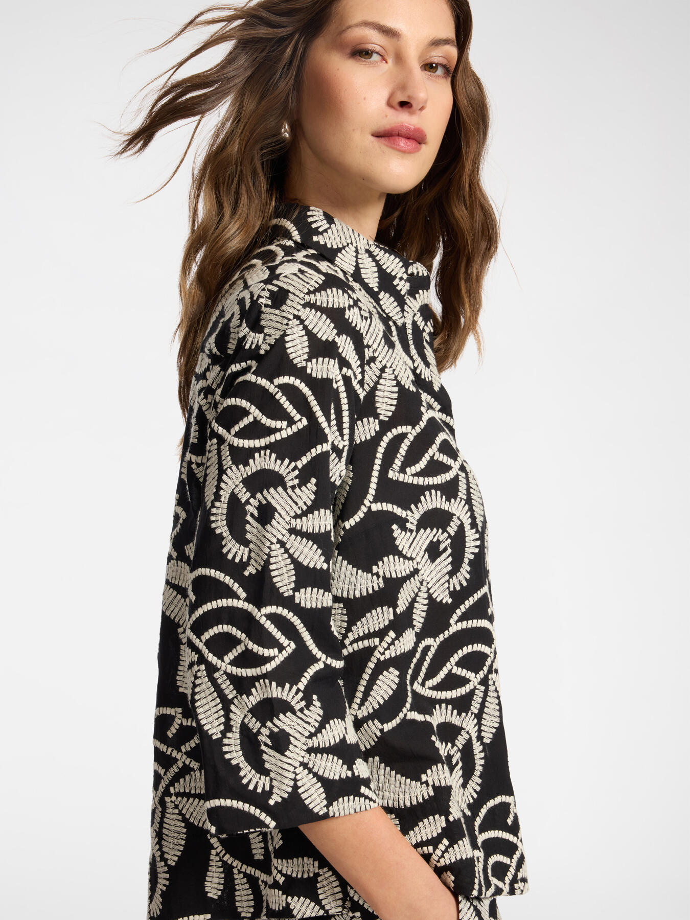 Embroidered cotton shirt image number 3