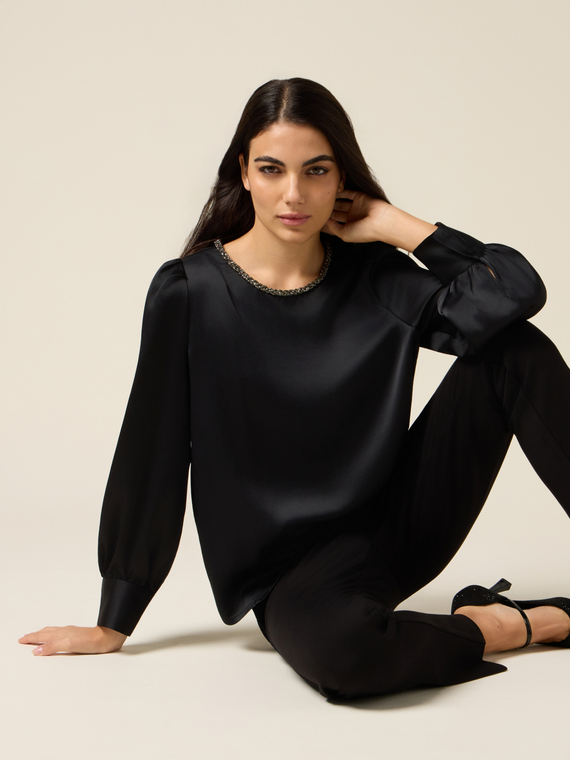 Blusa in raso con dettaglio gioiello