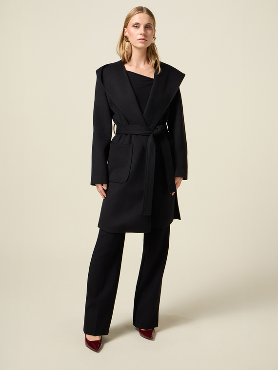Cappotto con cappuccio e cintura