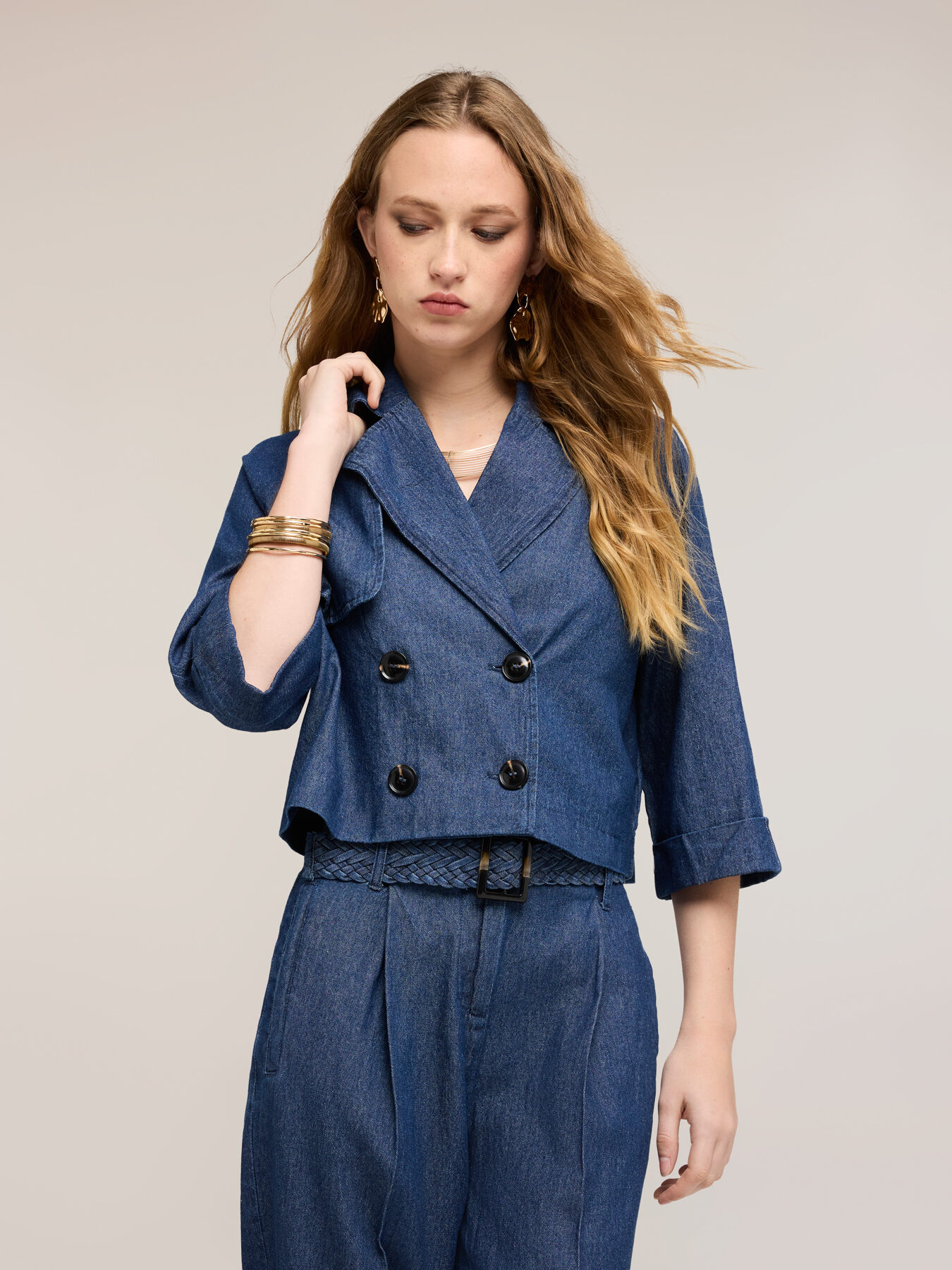 Short double-breasted trench coat in chambray image number 1