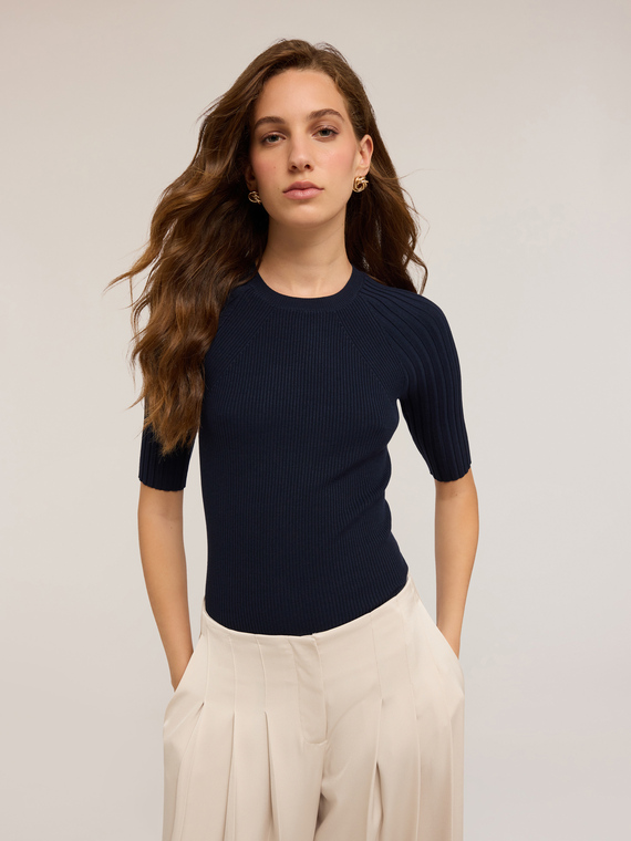 Short-sleeved ribbed knit top