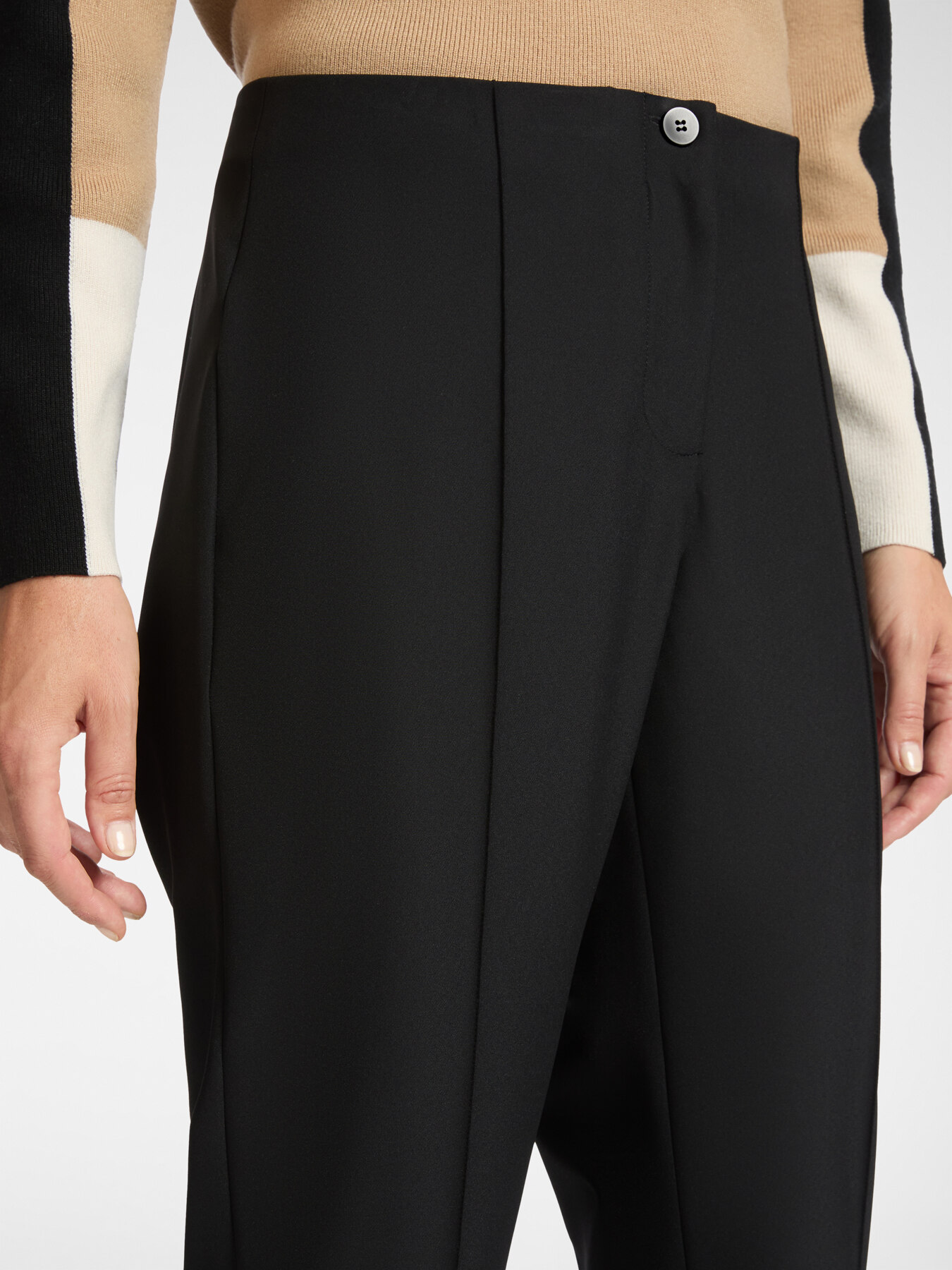 Pantaloni slim in tessuto tecnico image number 3