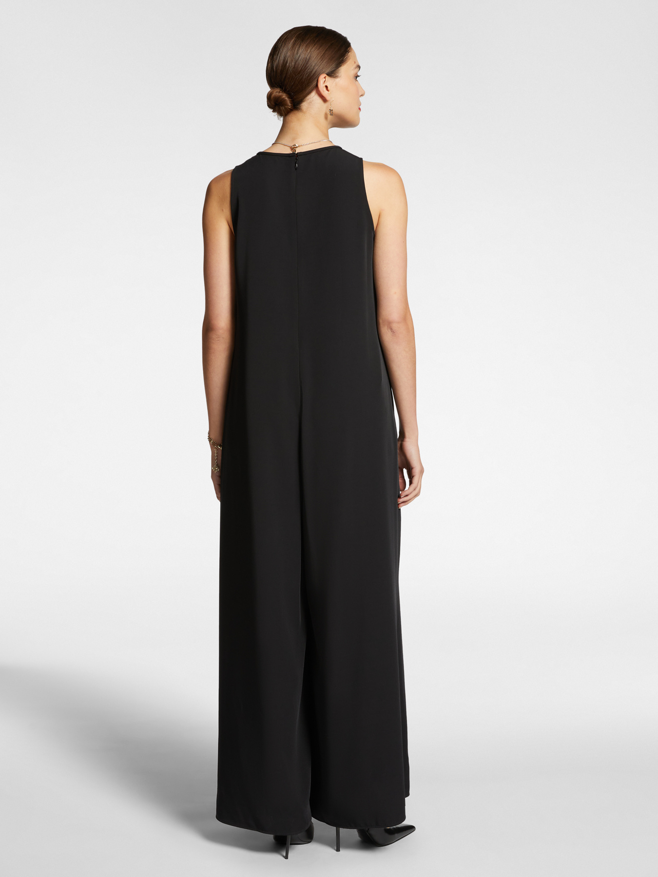 Conjunto elegante con mono y capa image number 1