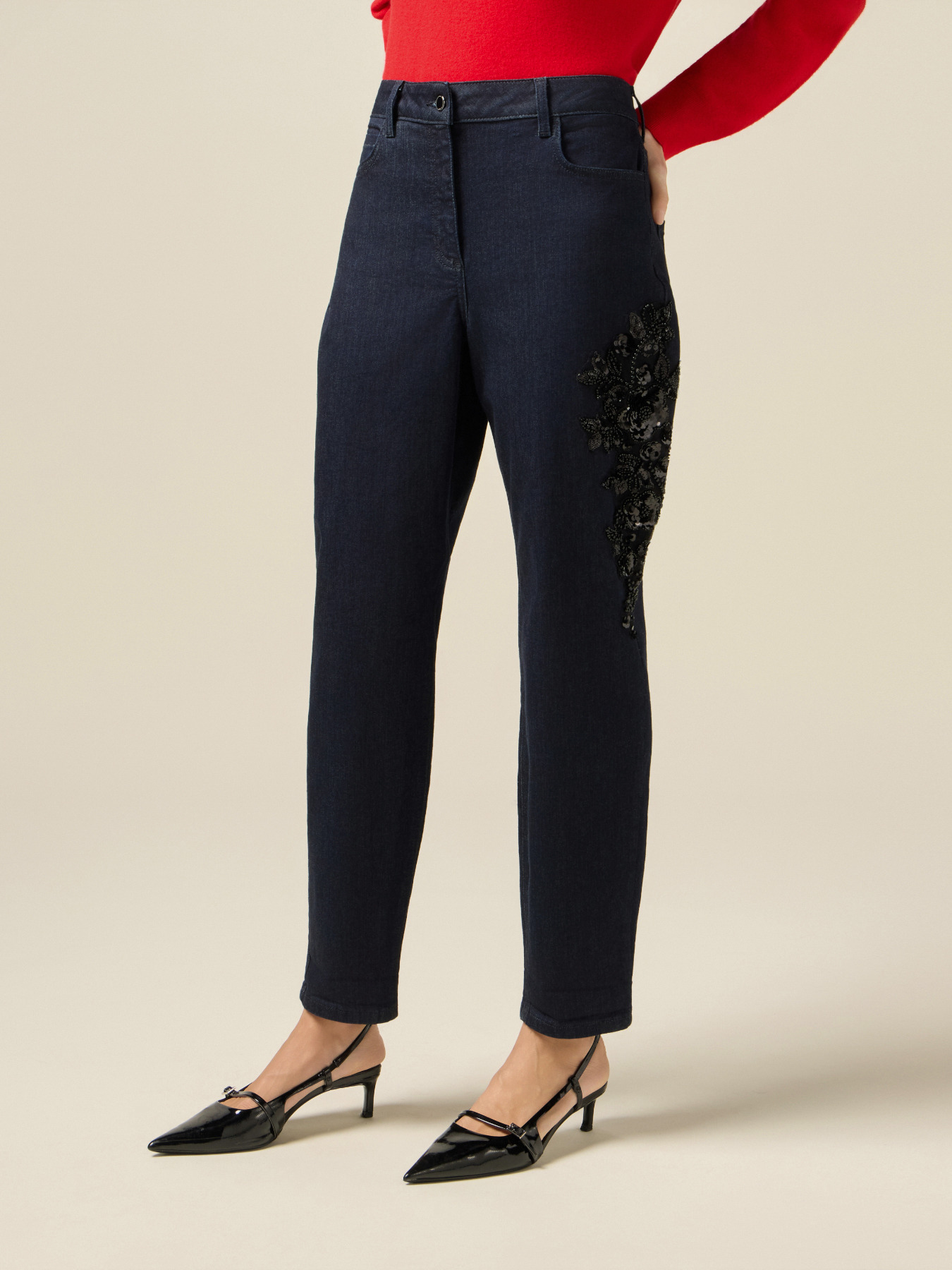 Vaqueros azul rinse con parche decorativo image number 3