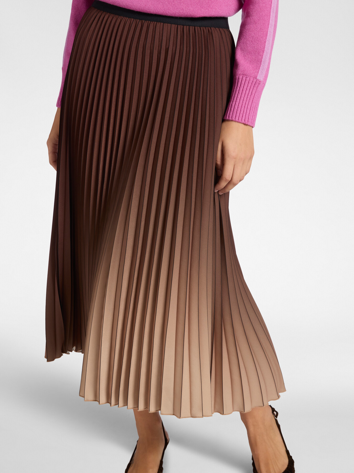 Pleated gradient skirt image number 3