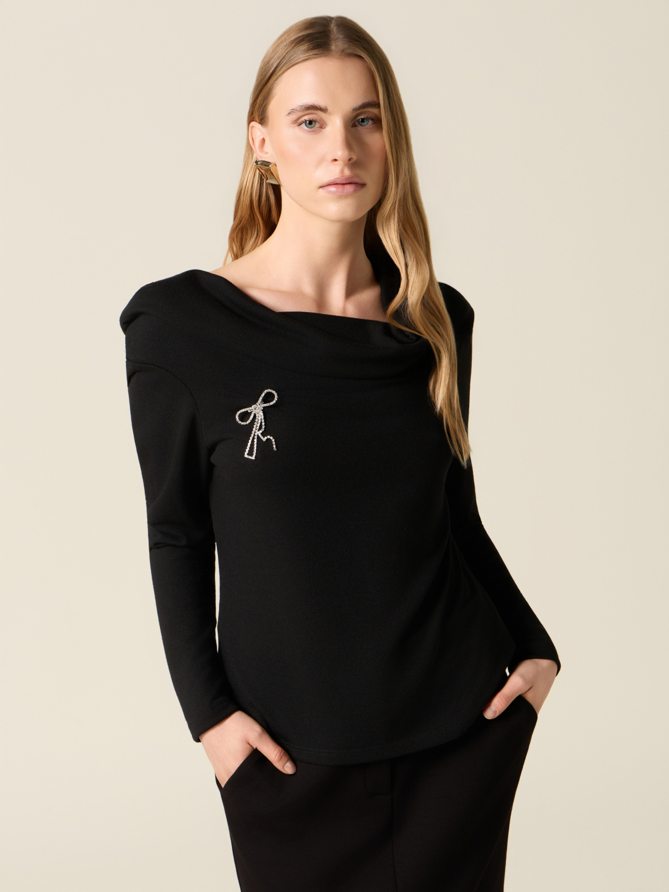 T-shirt colo shiffer con spilla image number 0