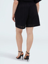 Shorts aus perforierter Baumwoll-Lochstickerei image number 1