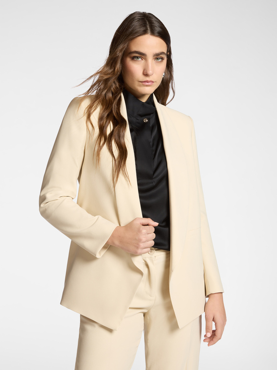 Veste structur&eacute;e en cr&ecirc;pe