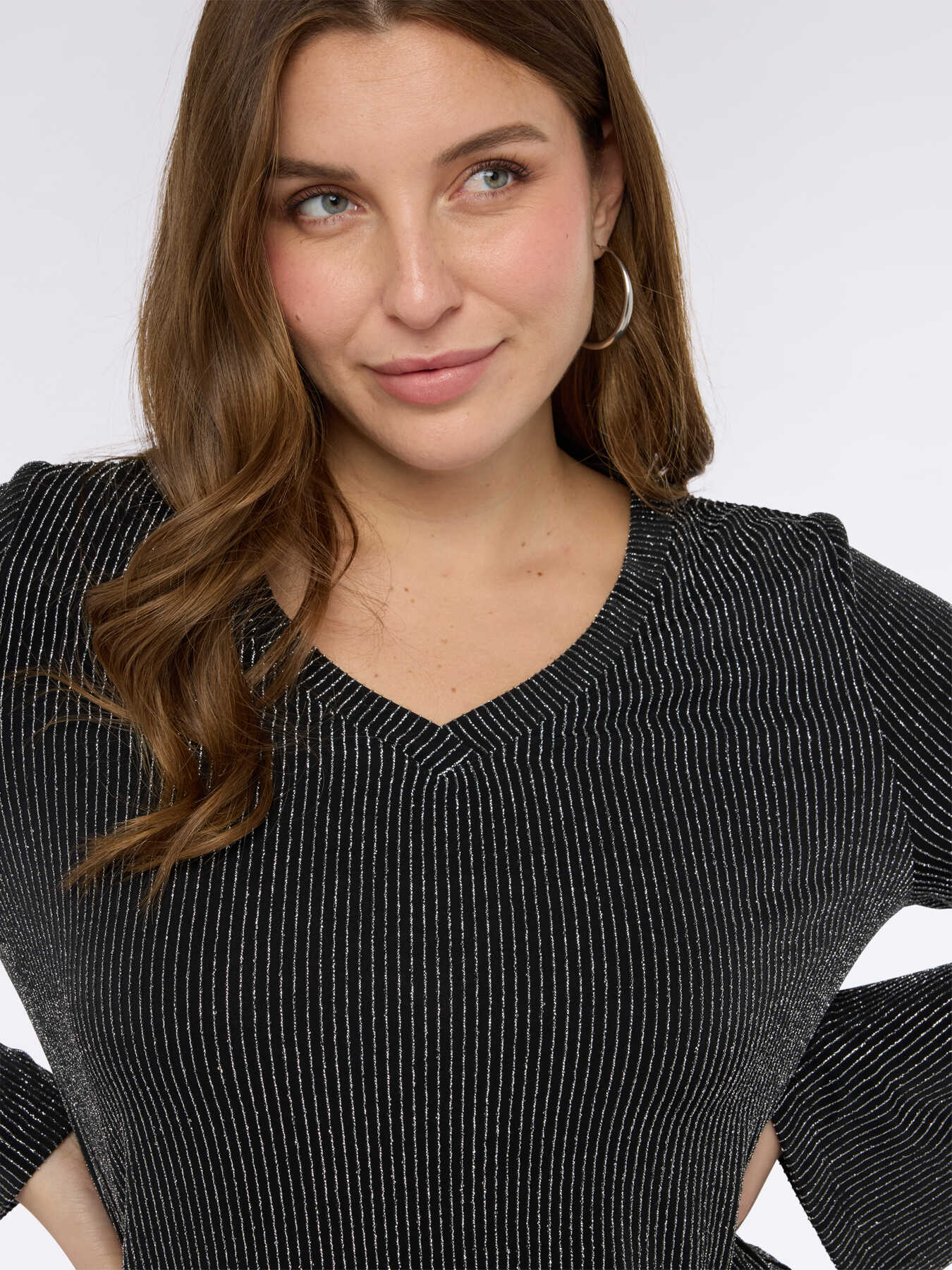 T-shirt en jersey lamin&eacute; avec encolure en V image number 2