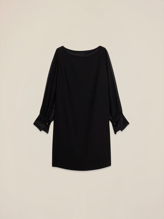 Vestito con spacchi sulle maniche