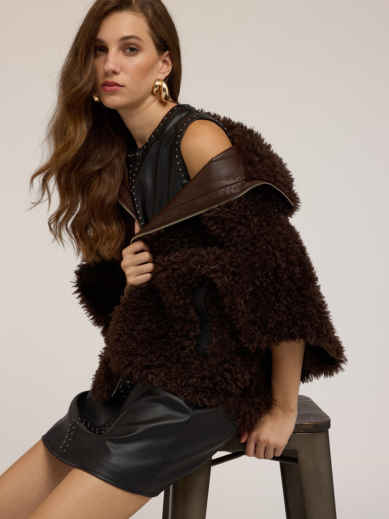 Übergroßer Lammfellmantel mit Reißverschluss und Taschen image number 4