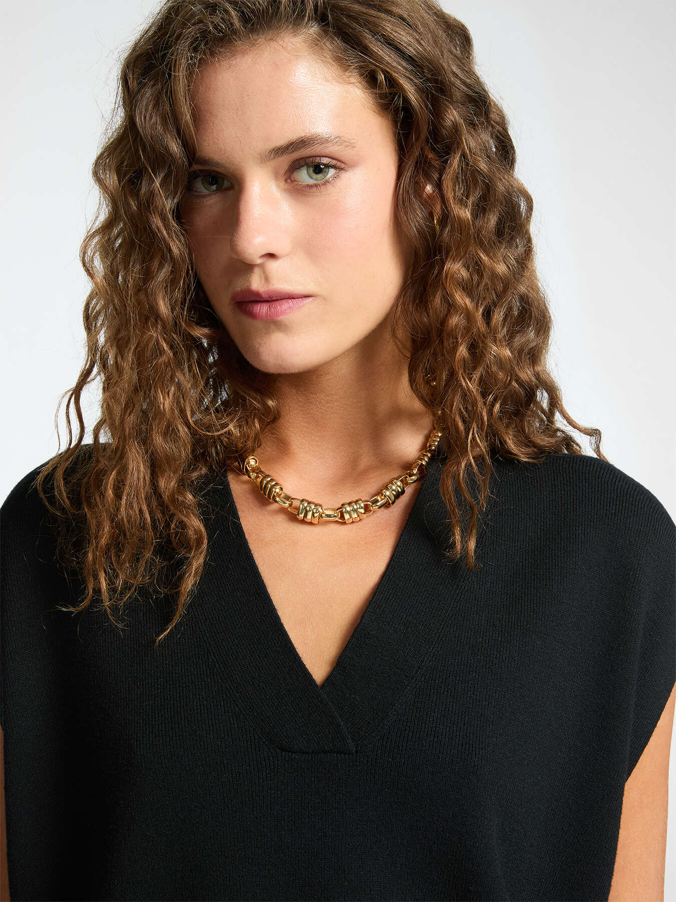 Gilet d&eacute;collet&eacute; en V image number 3