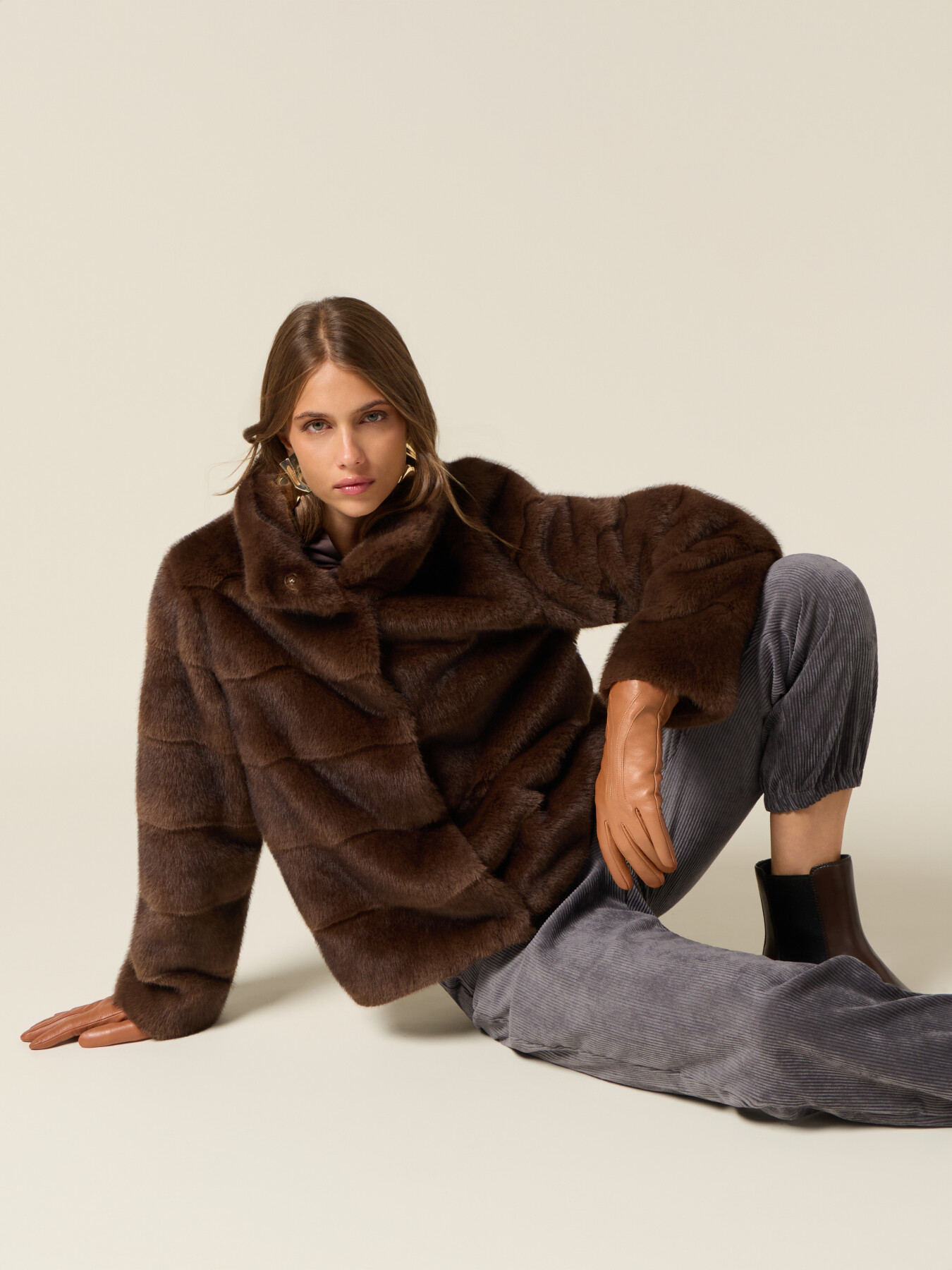 Chaqueta corta efecto peluche image number 3