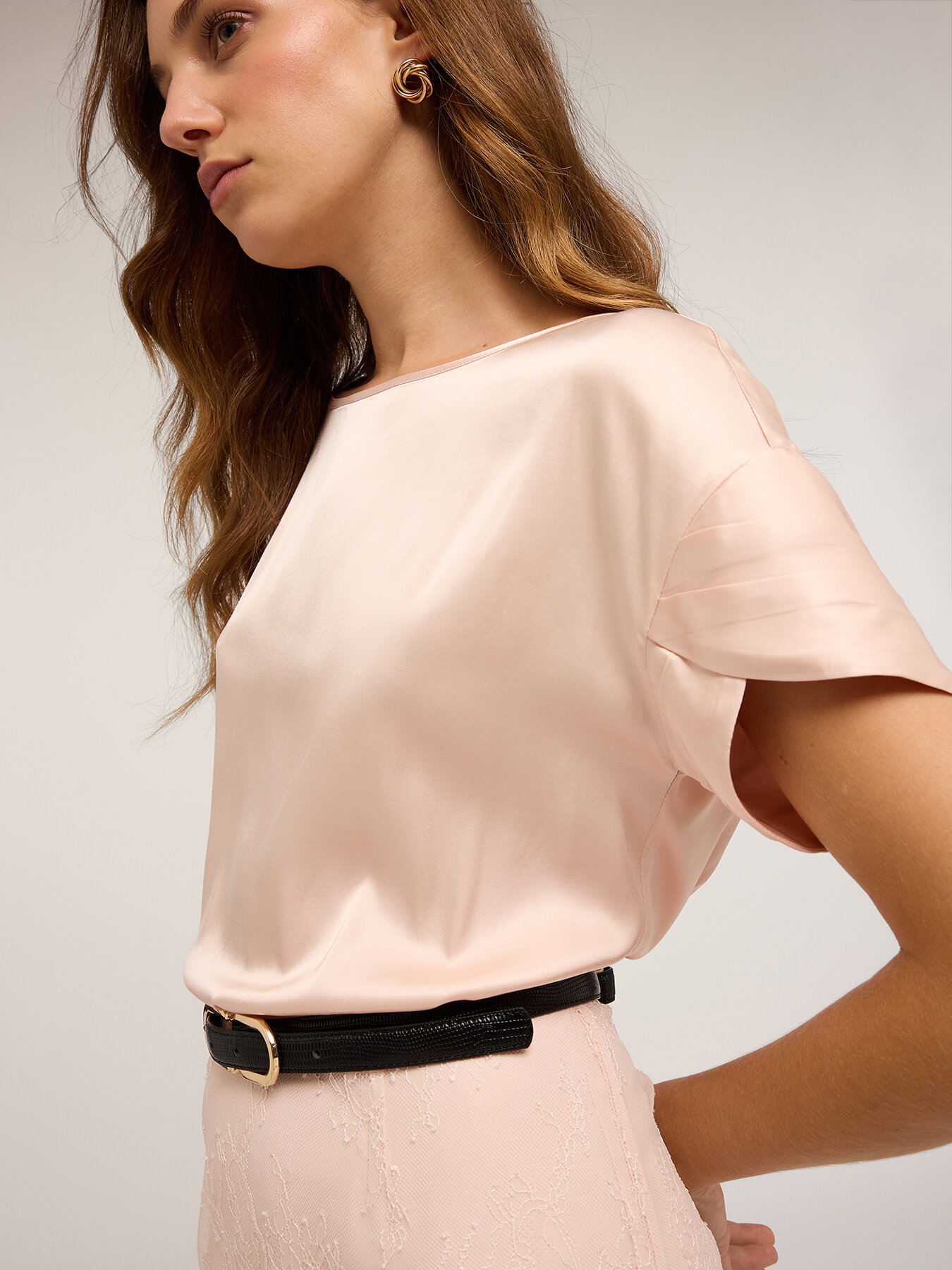 Blouse with petal sleeves image number 0