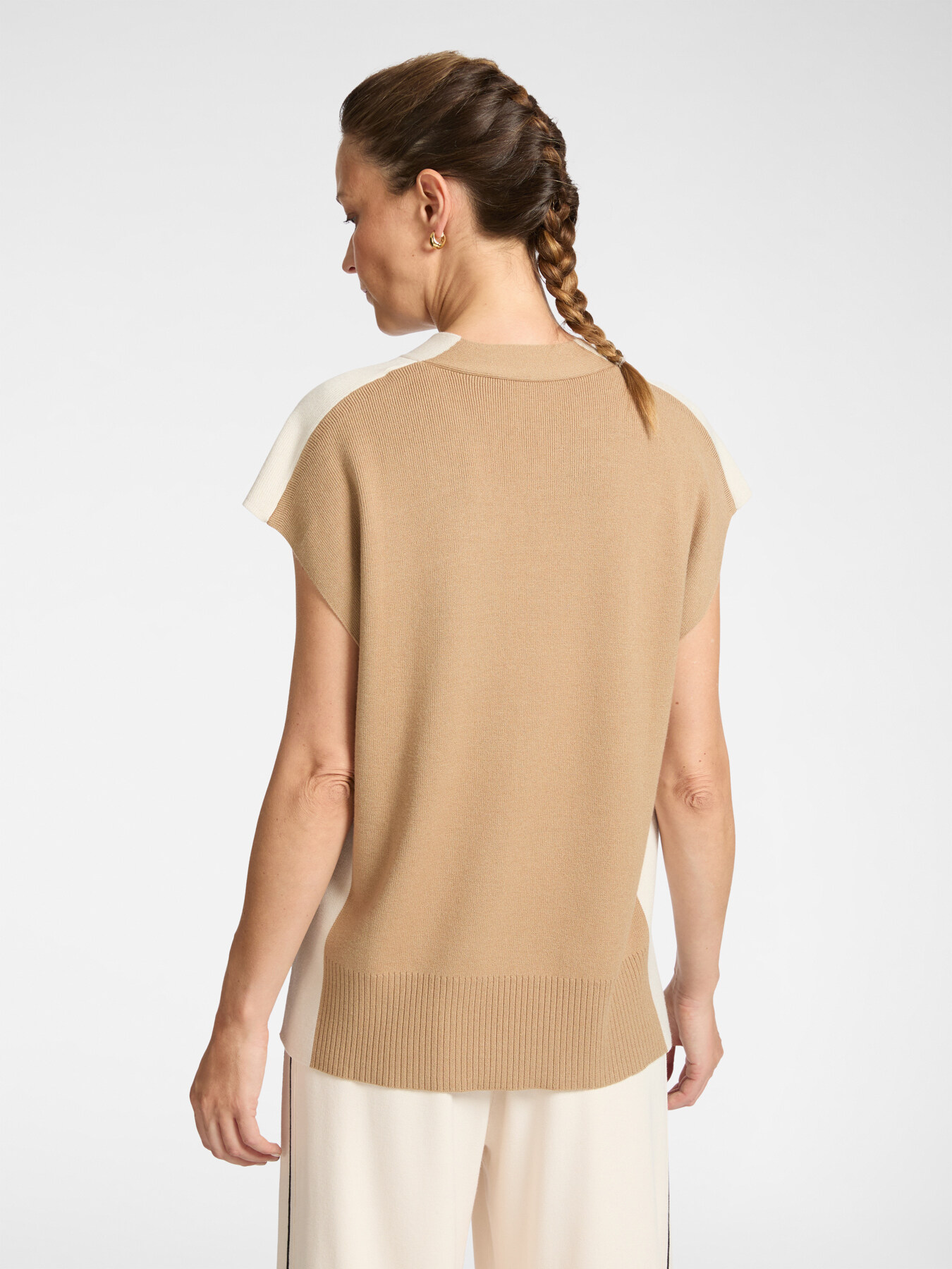 Gilet d&eacute;collet&eacute; en V image number 3