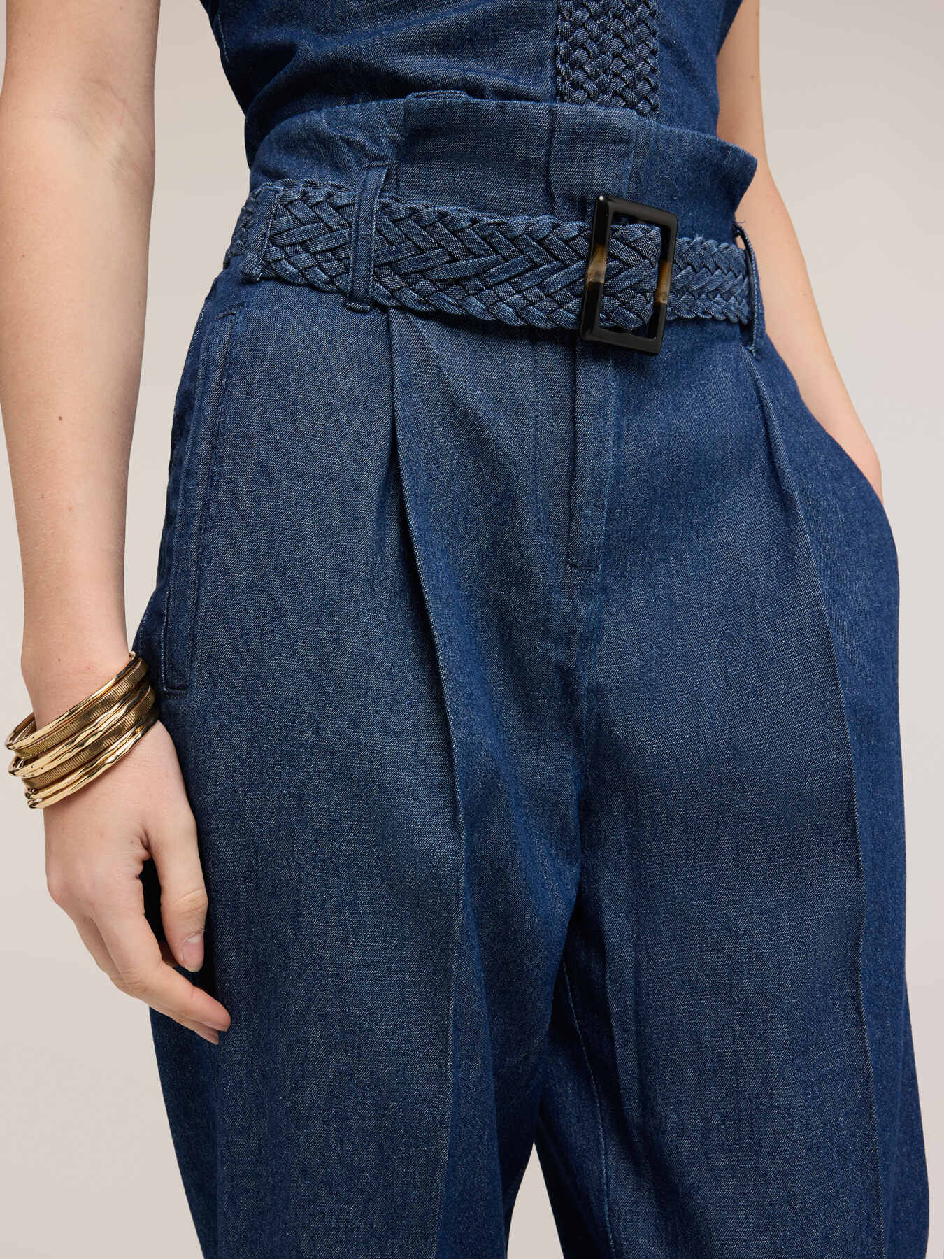 Carrot jeans with braided belt image number 3