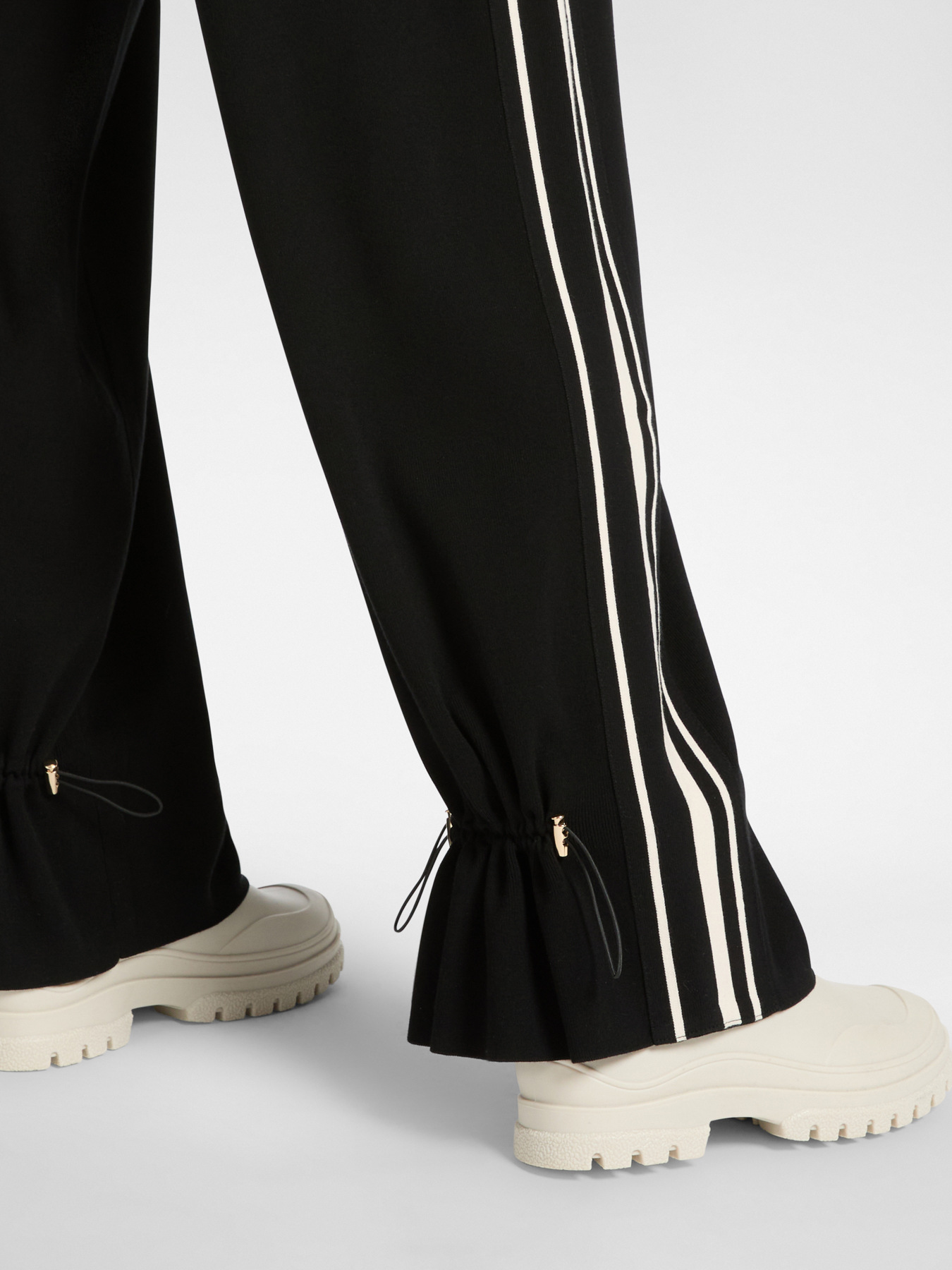 Wide-leg knit trousers image number 3