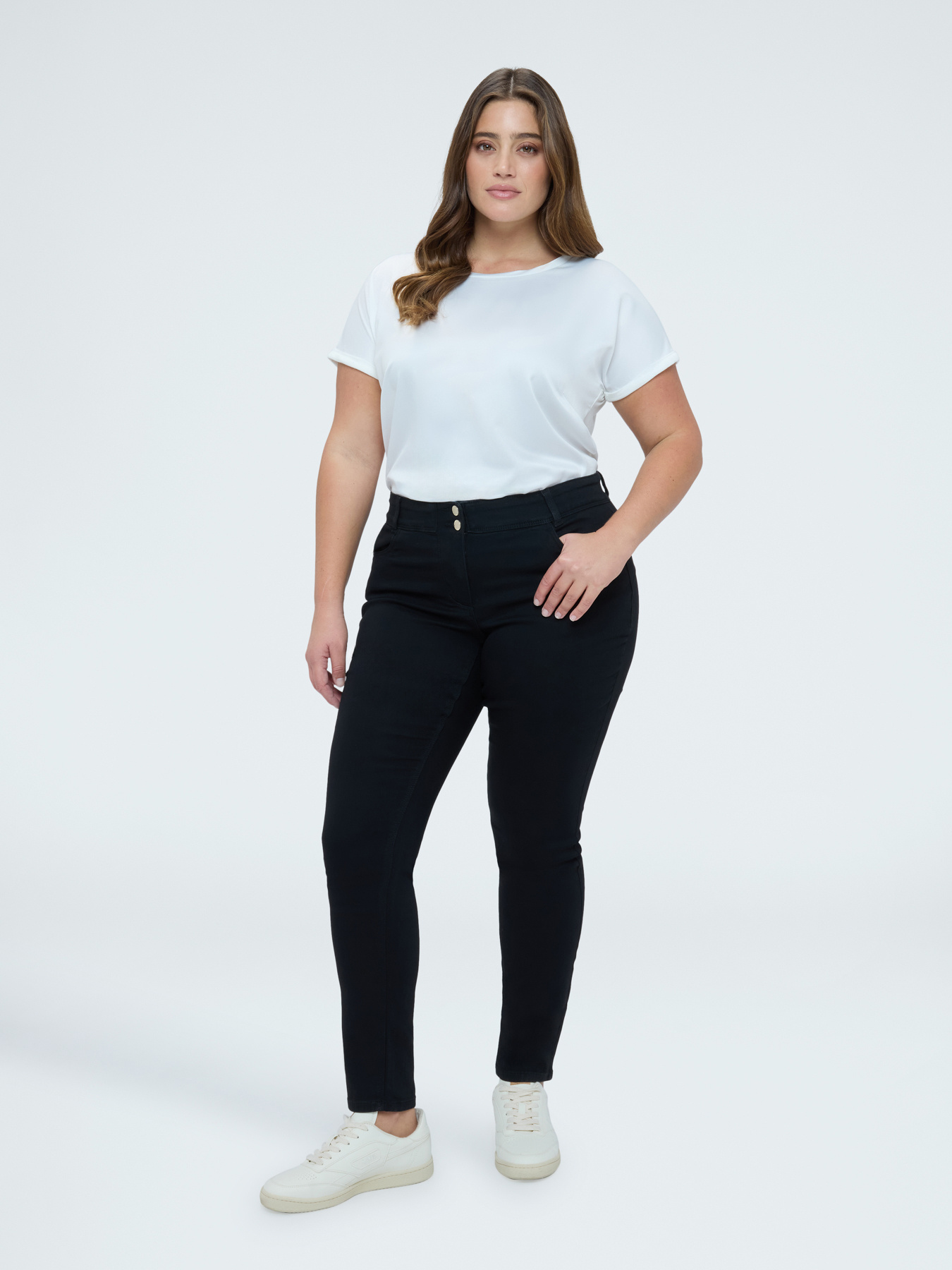 Skinny Jeans total black image number 4