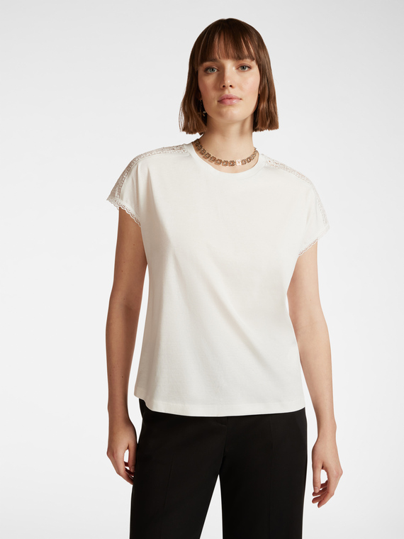 T-shirt com inserção em renda nos ombros