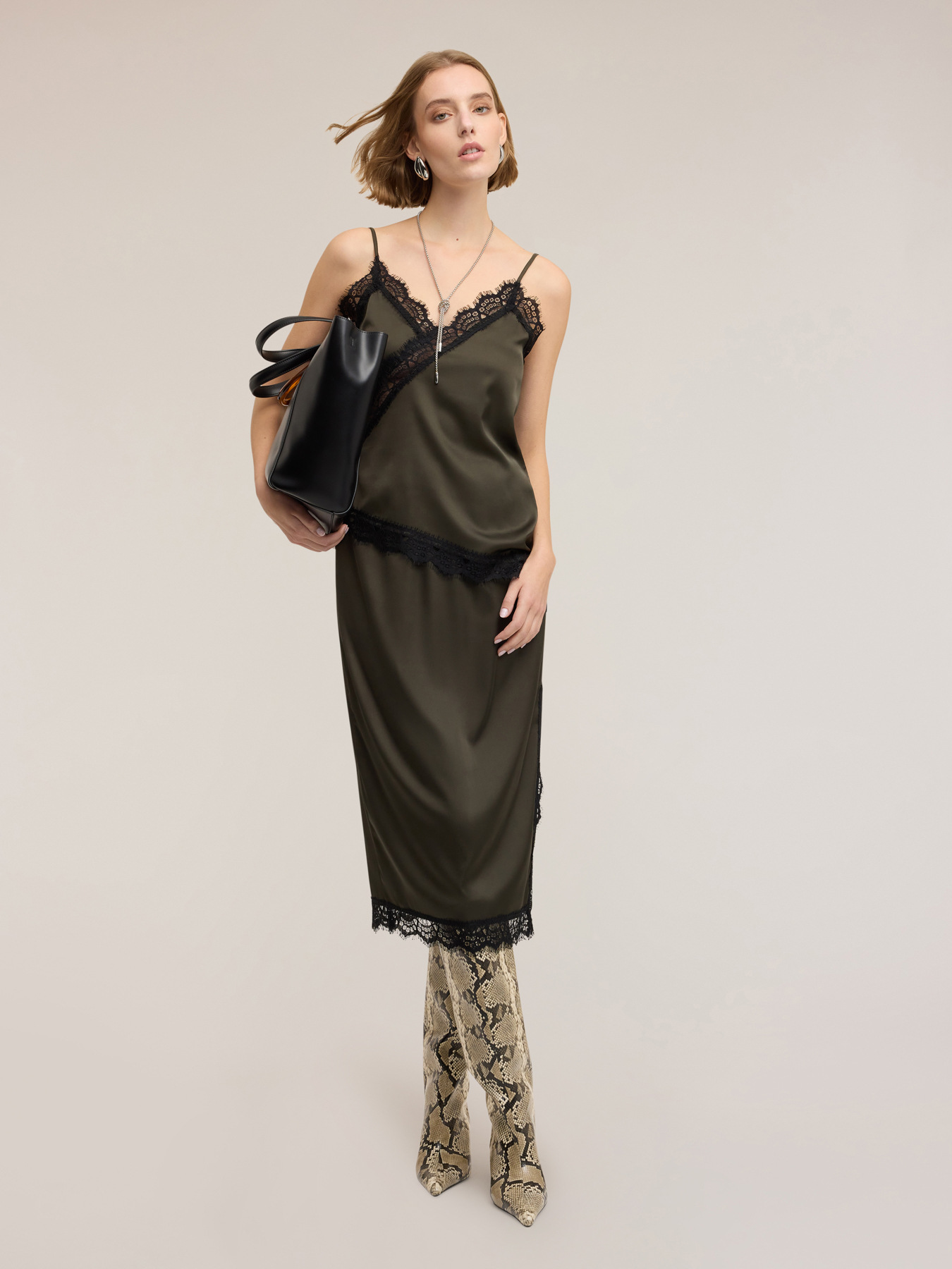 Top asym&eacute;trique en satin avec dentelle image number 0