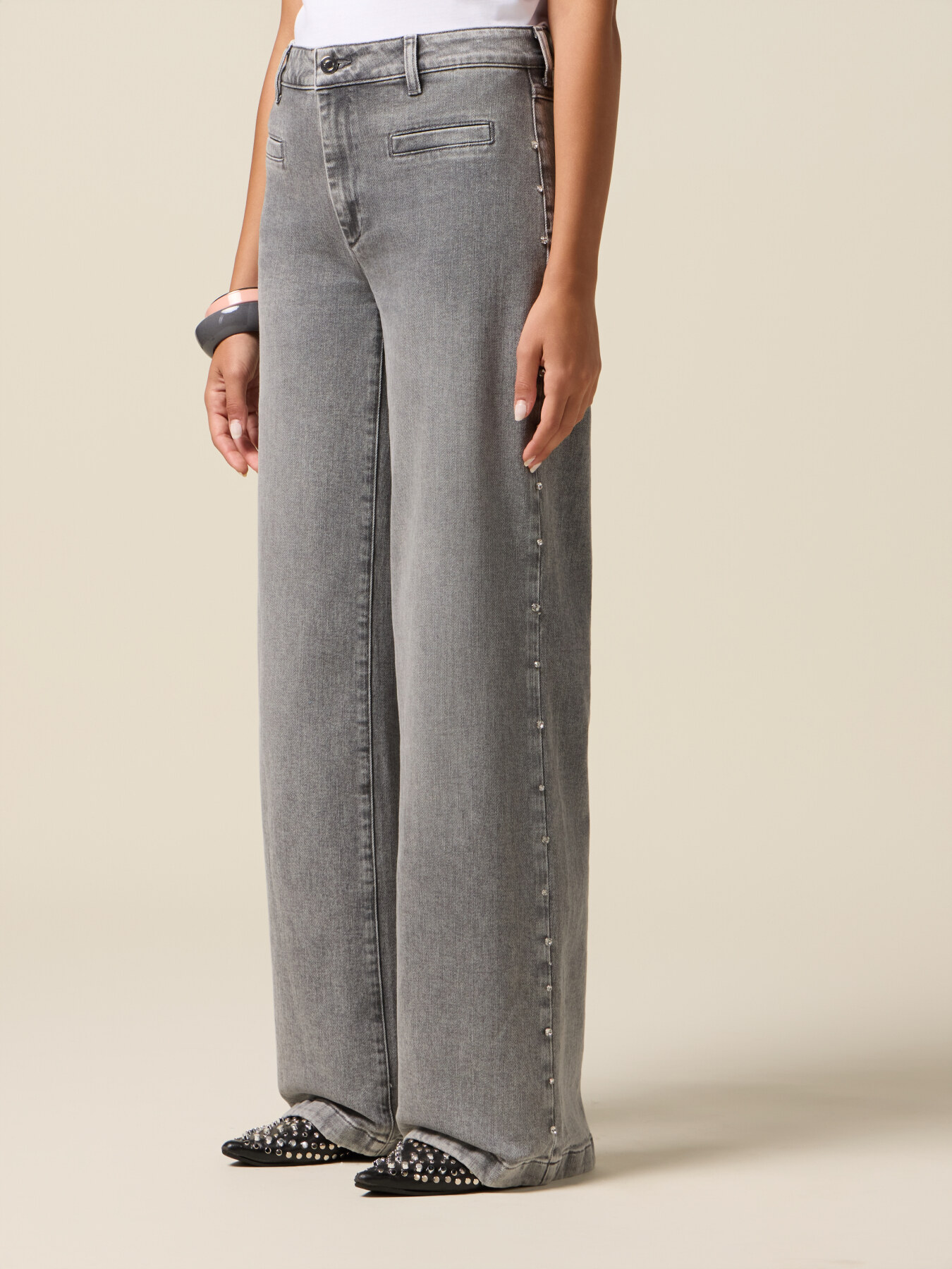 Jeans a palazzo con borchie decorative image number 3