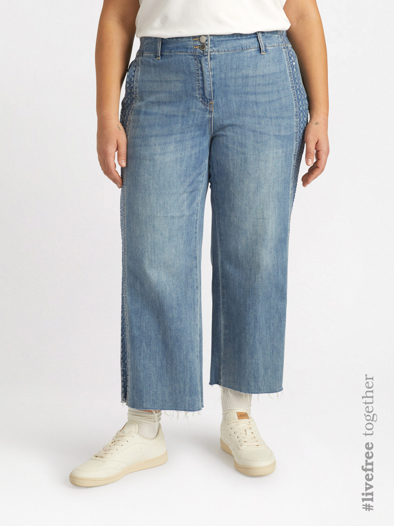 Cropped-Jeans mit Bordüren, die mit Mikrorissen und Pailletten verziert sind image number 0
