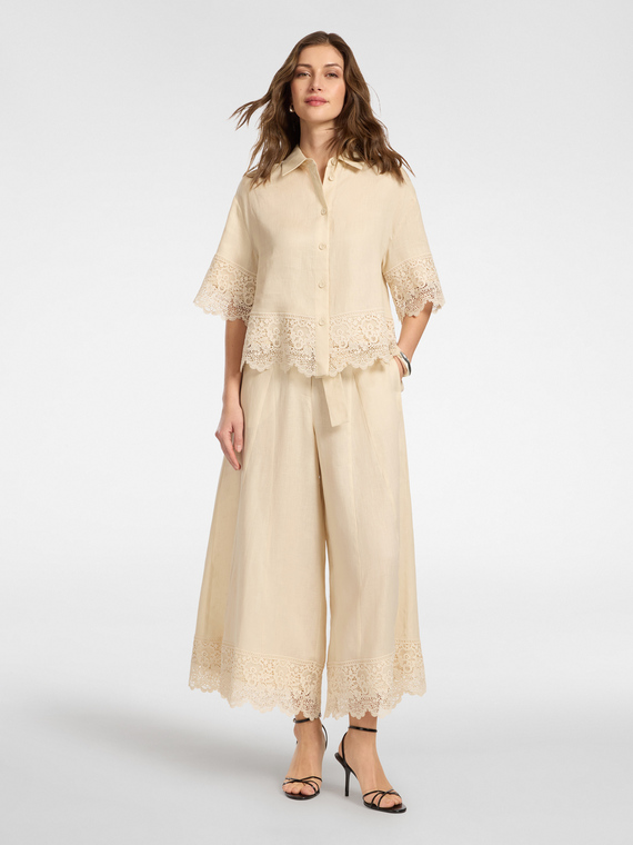 Pantaloni cropped in lino con pizzo