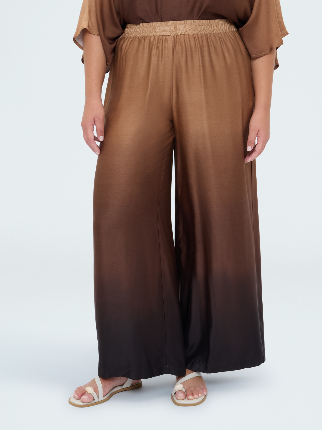 Palazzo pants in d&eacute;grad&eacute; satin image number 0