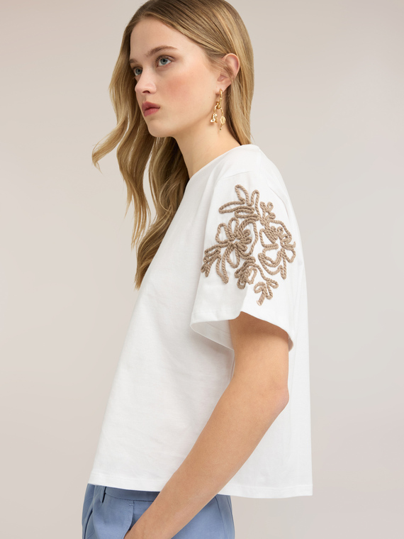 T-shirt in jersey con ricami floreali