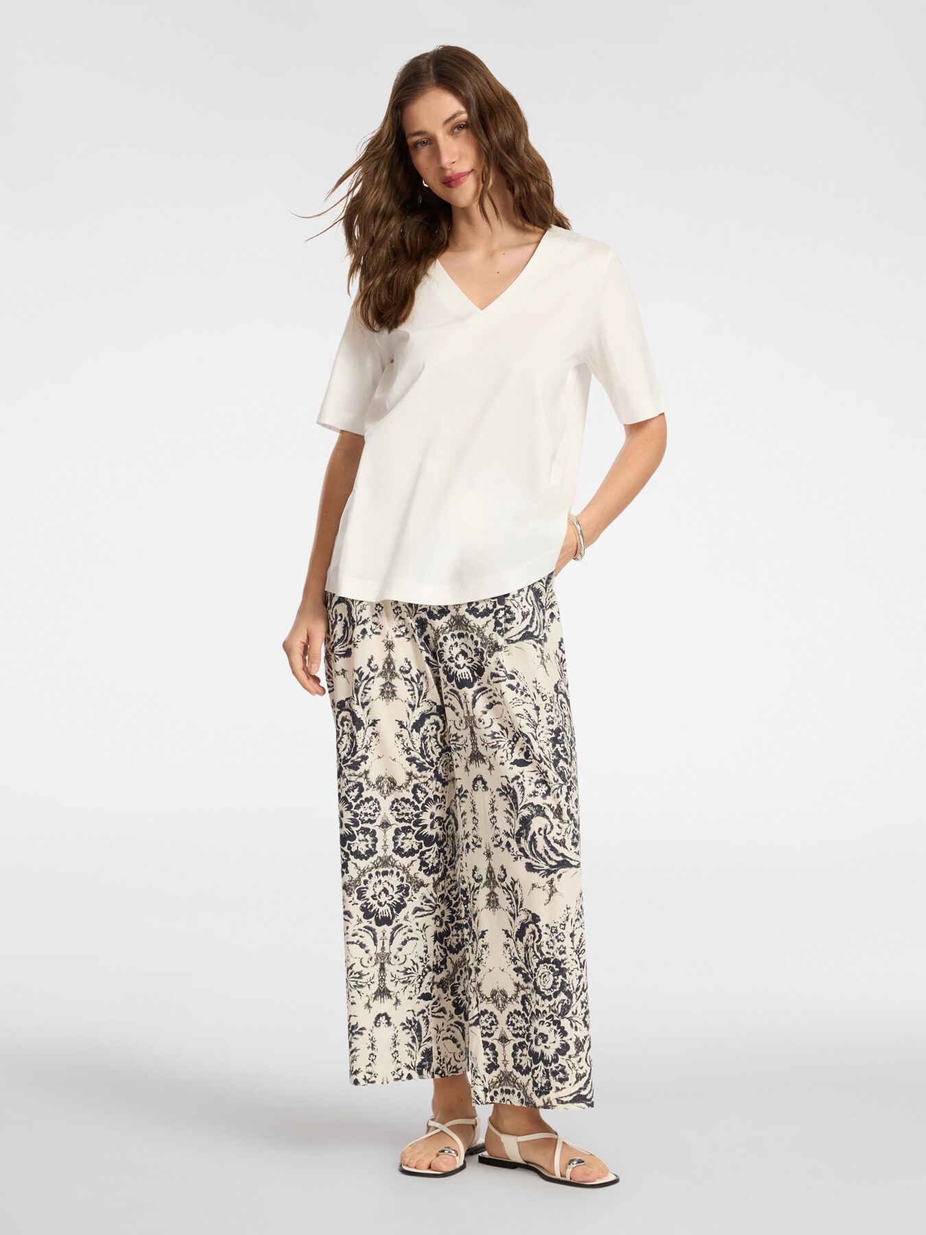 T-shirt in cotone scollo a V image number 2
