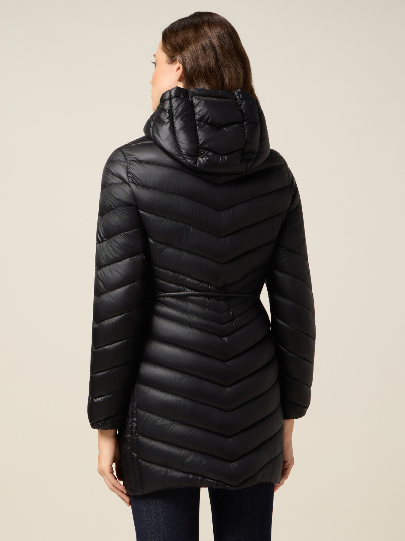 Mittellange Daunenjacke mit Kapuze und Gürtel image number 1