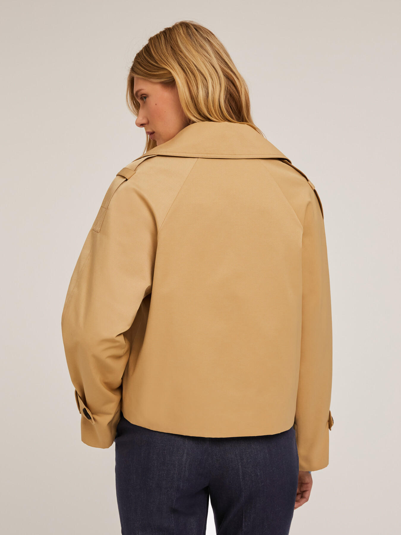 Pardesiu scurt la două r&acirc;nduri de nasturi image number 1