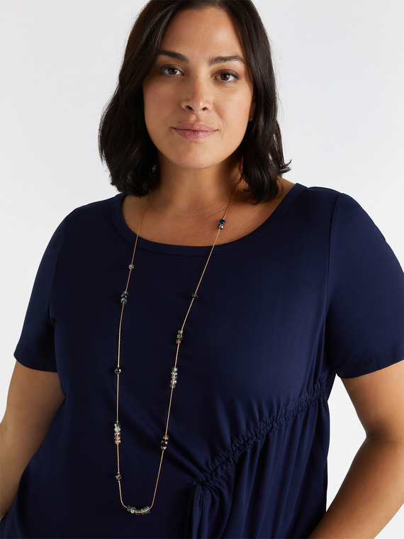 Collar largo con colgantes iridiscentes