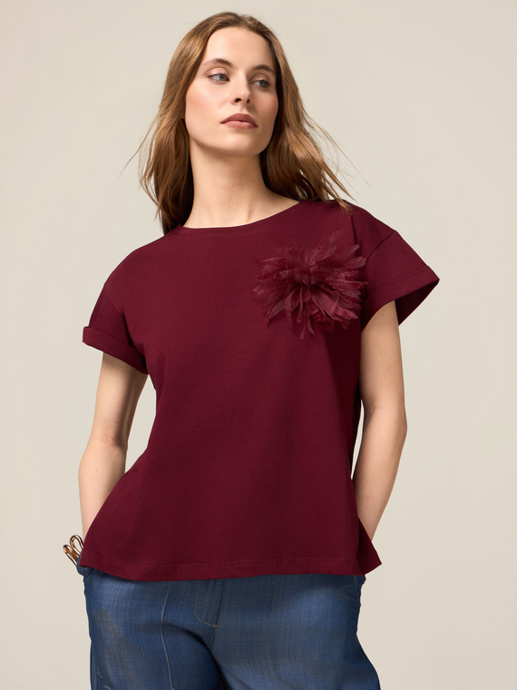 Tricou cu broșă în formă de floare