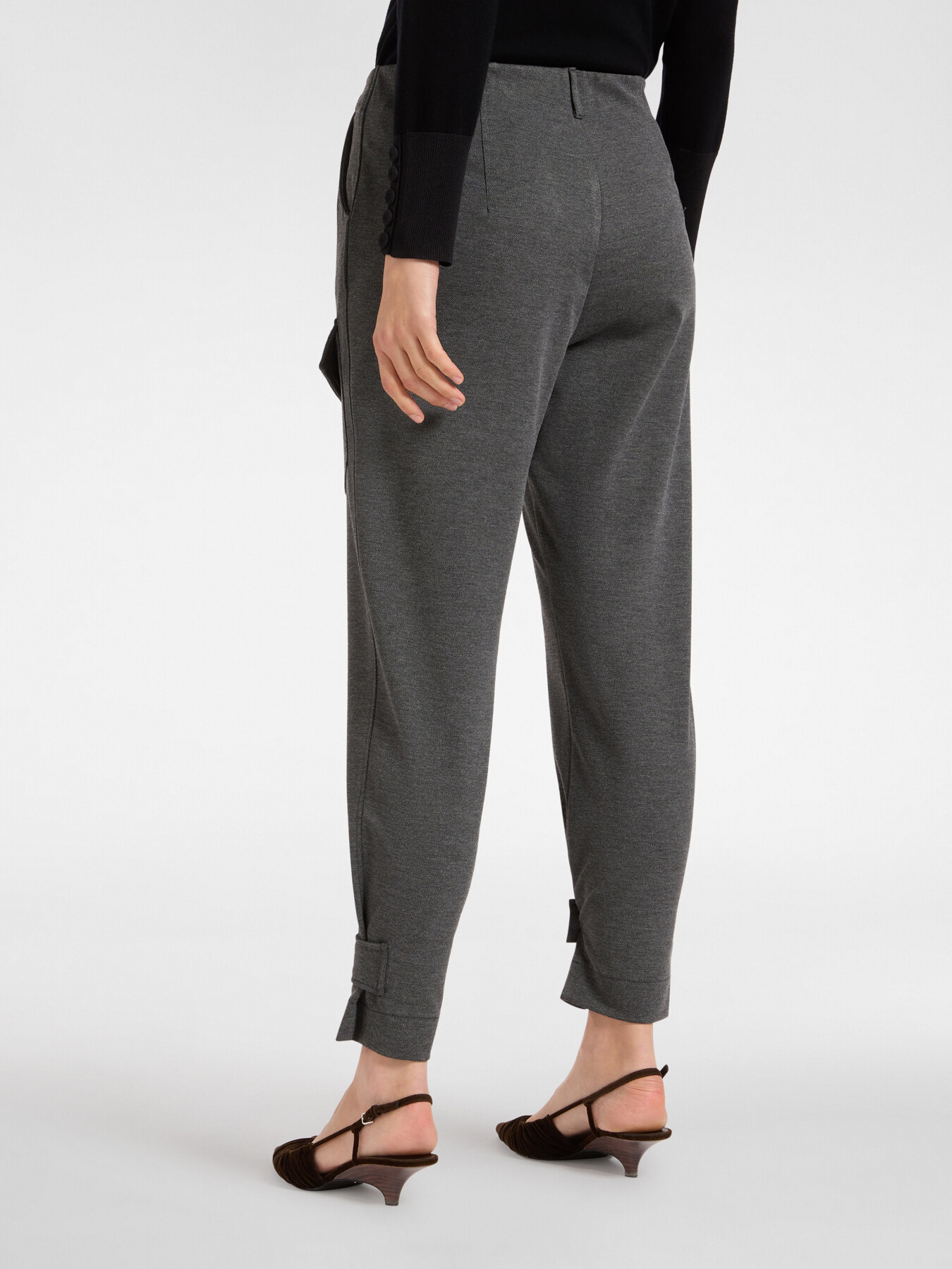 Pantal&oacute;n con bolsillo y tirantes en la parte inferior. image number 1