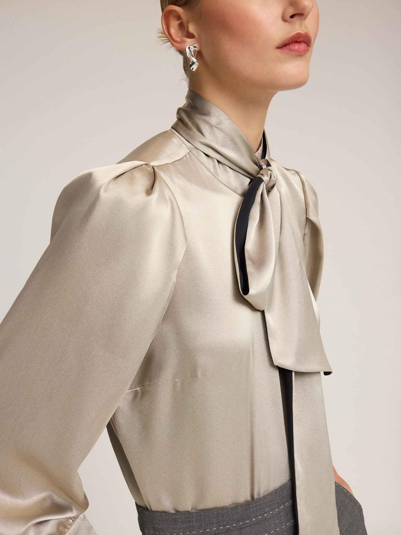 Bodybluse aus Satin mit Schleife am Hals image number 2