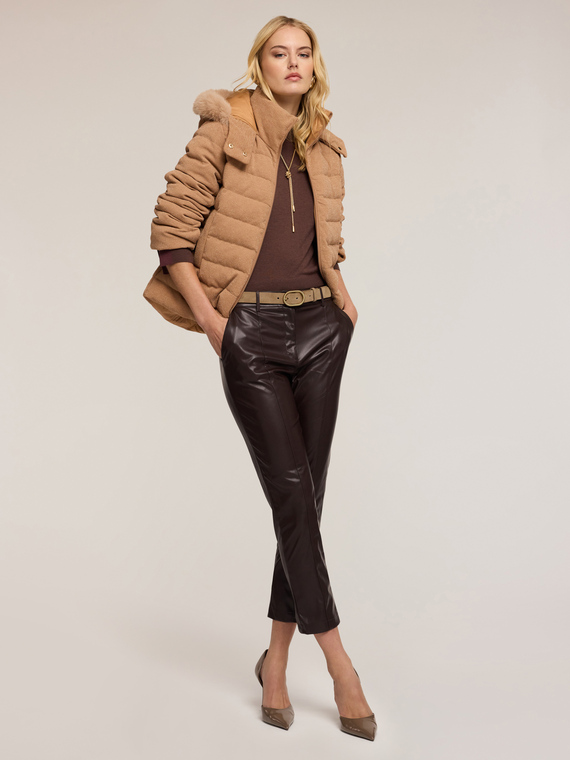 Pantalones slim fit en tejido revestido