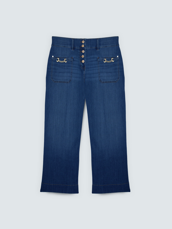 Cropped Jeans mit Kettendetail an den Taschen