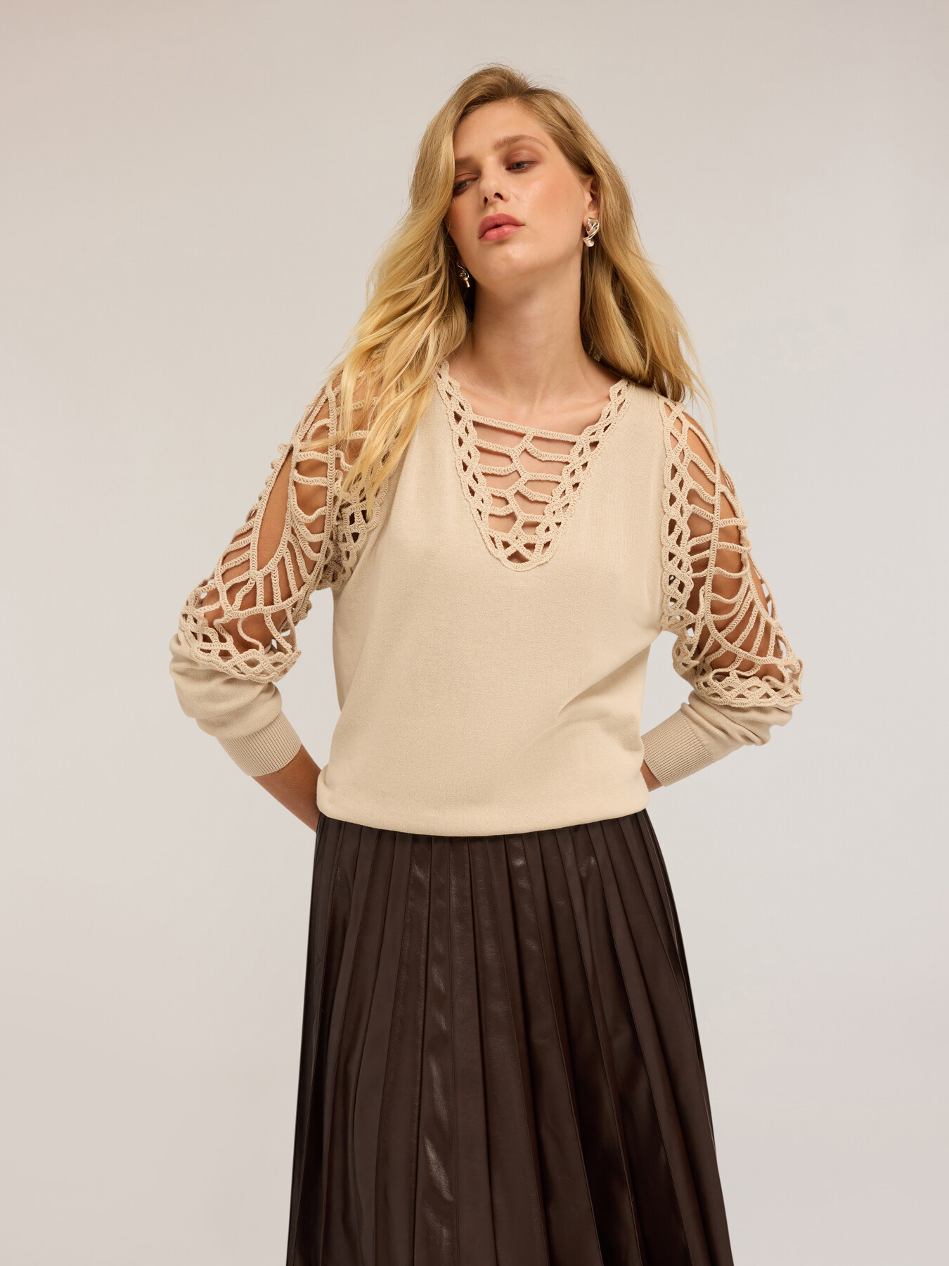 Pullover mit Makramee-Einsätzen image number 2