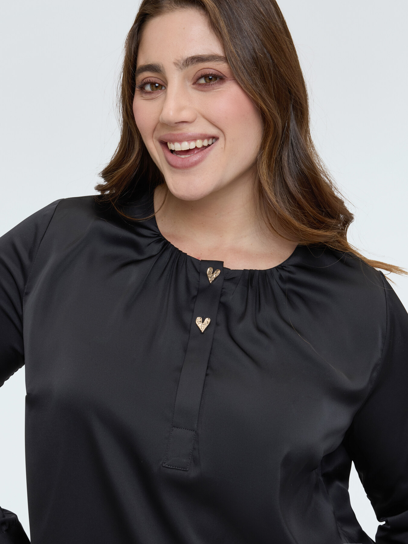 Blusa in raso con bottoni a forma di cuore image number 2