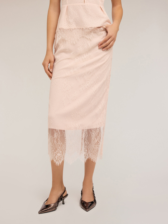 Langes Spitzenkleid