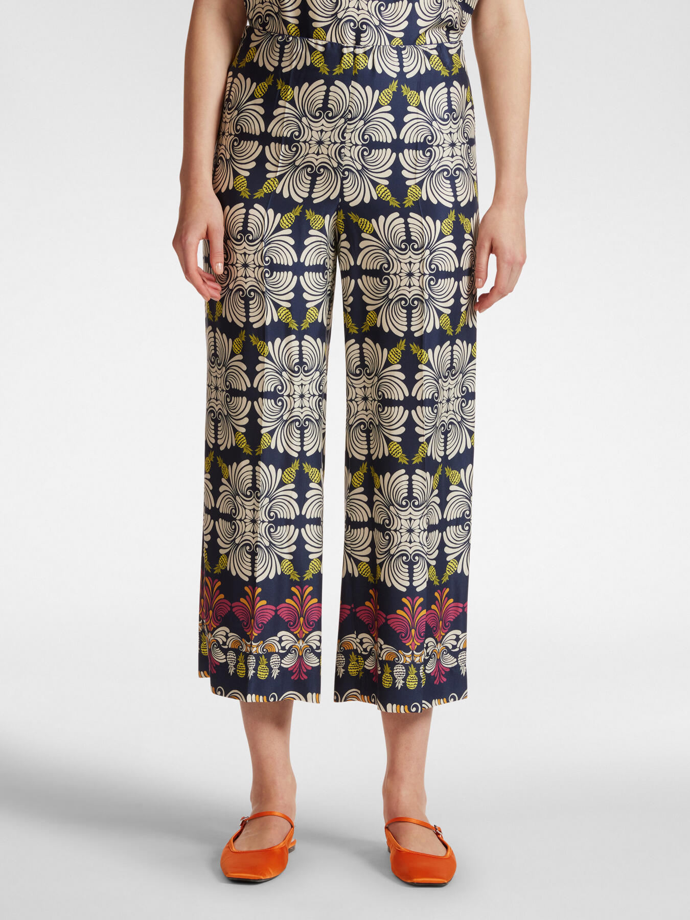 Printed cropped trousers image number 2