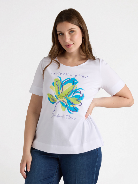Bedrucktes und besticktes T-Shirt