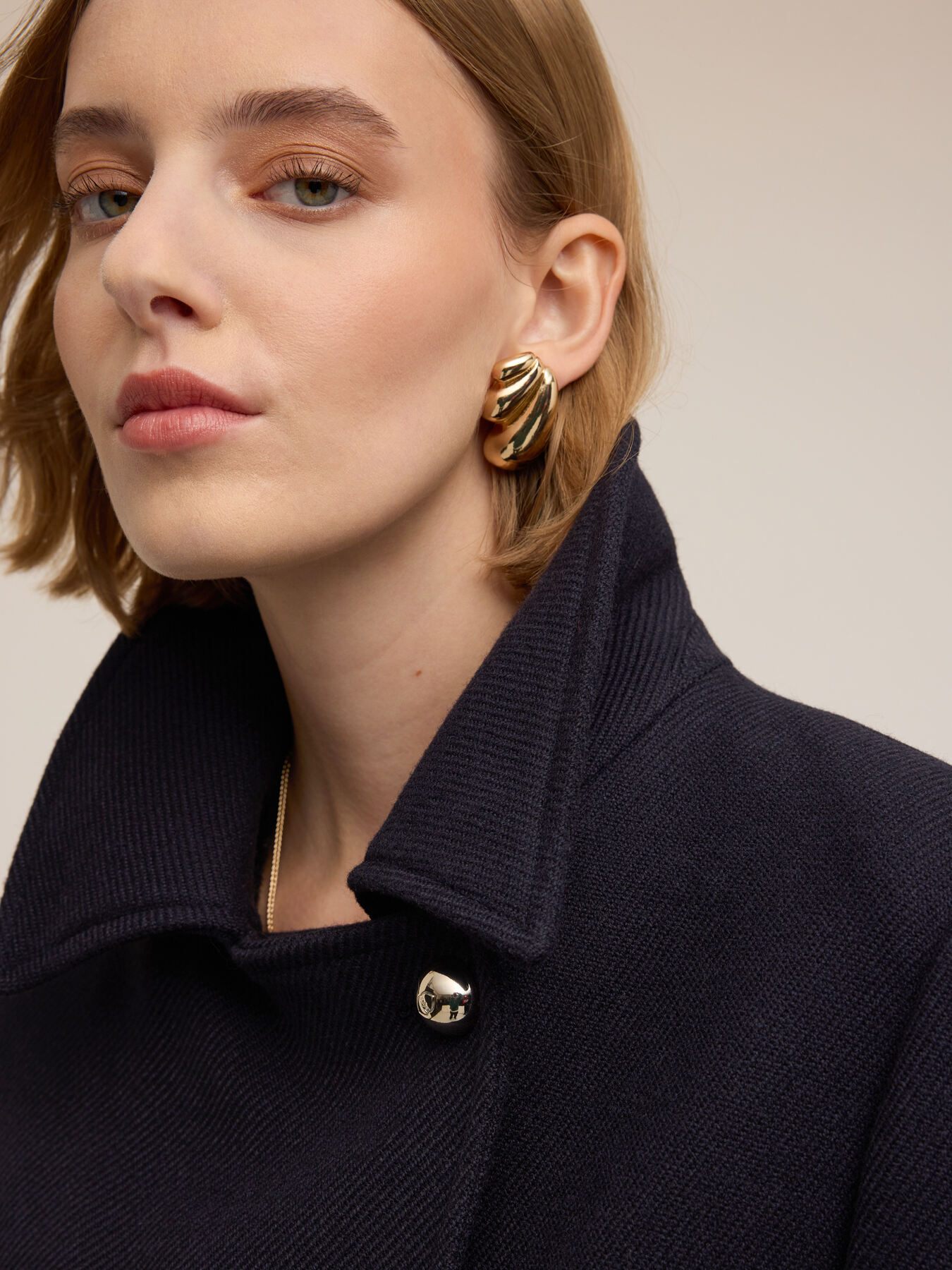 Double-breasted wool coat image number 3