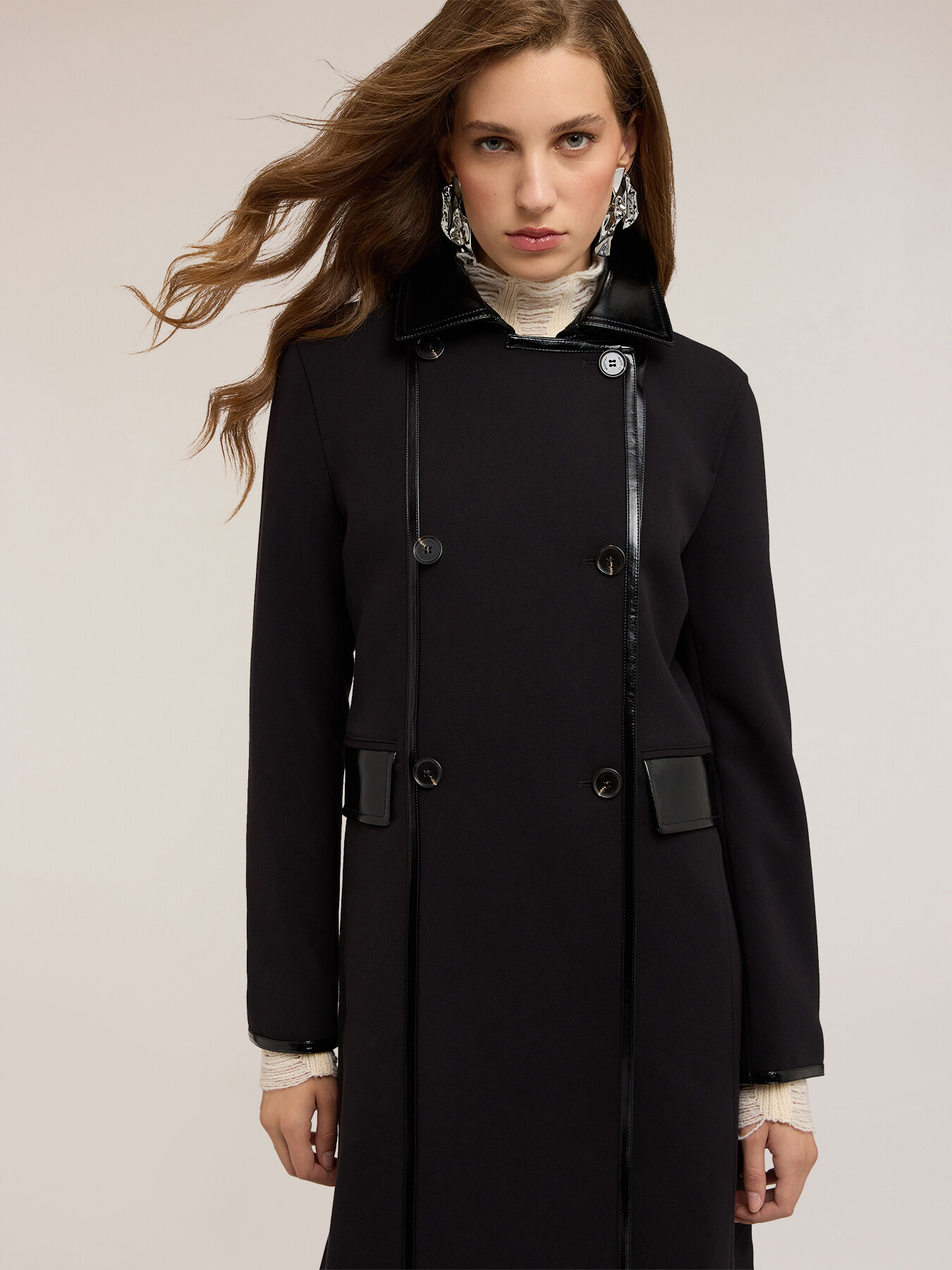 Manteau en polyester-viscose avec inserts en cuir verni image number 3